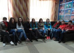 Студенти коледжу відпочивають у фойє навчального корпусу № 4